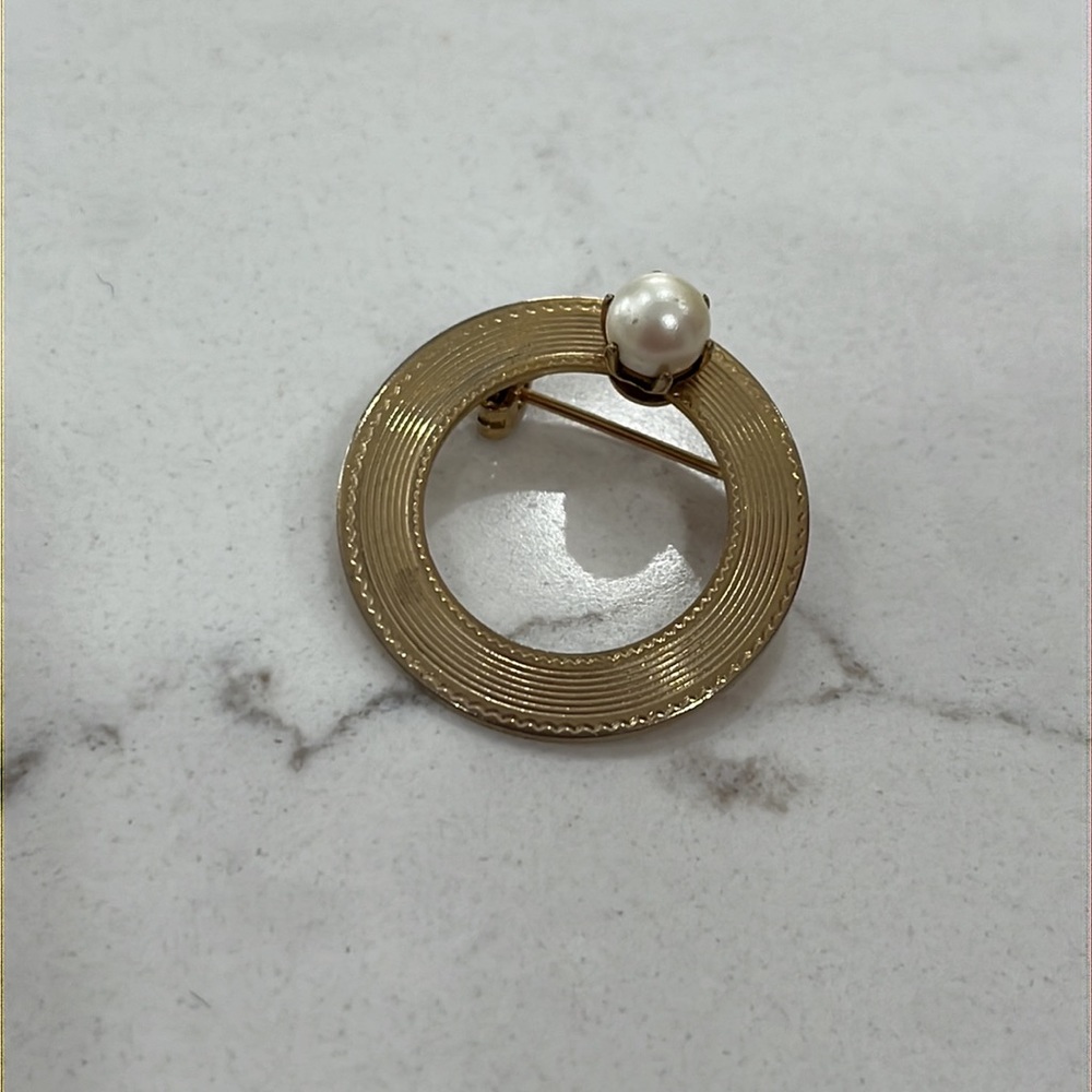 Vintage 60s circle pin with faux pearl
